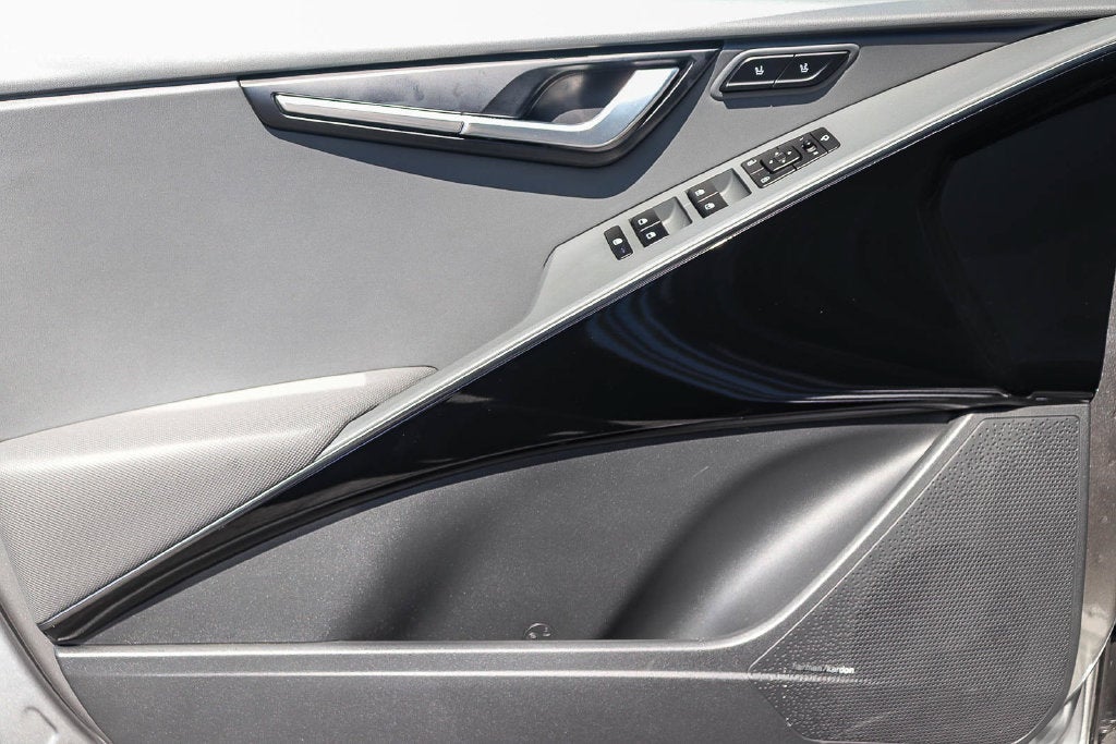 2025 Kia Niro SX